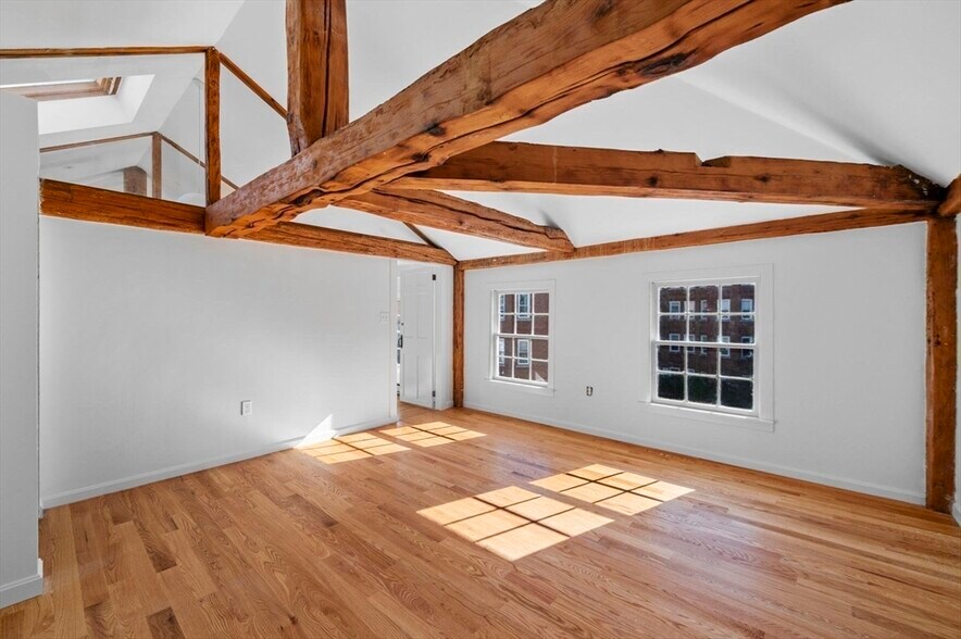 Building Photo - 15 Lynde St