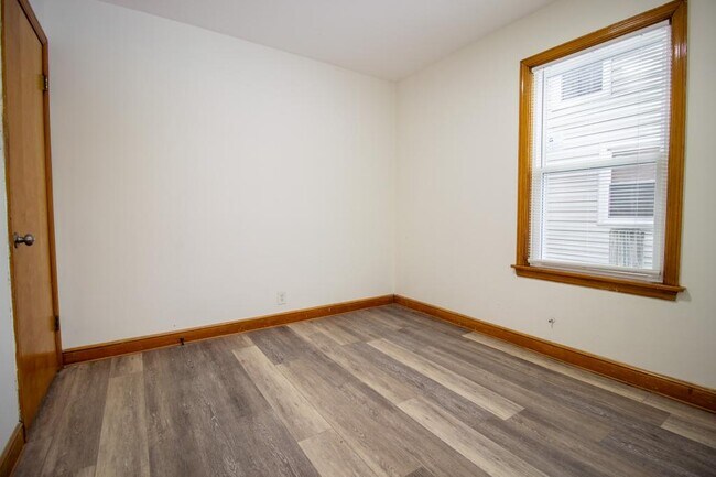 Building Photo - 212 E 142nd Pl