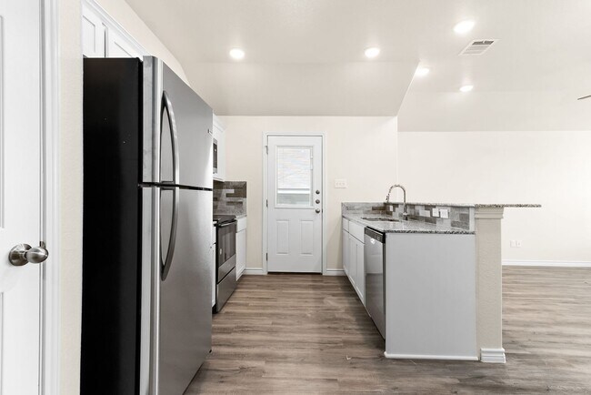 Building Photo - 305 Lost Trl