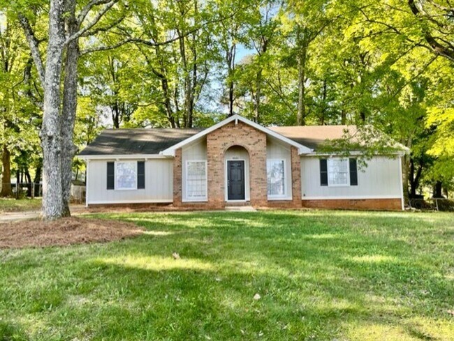 Building Photo - Must see this spacious 3 bedroom 1.5 bath ...