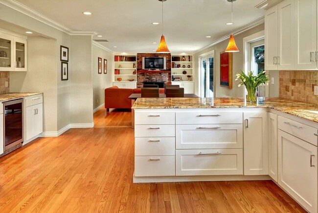 Building Photo - Medina Home