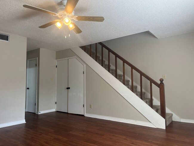 Building Photo - MAN-600C