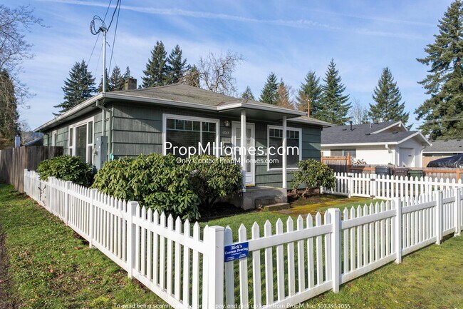 Building Photo - Cozy Two Bedroom Home in Willamette on a Massive Lot!