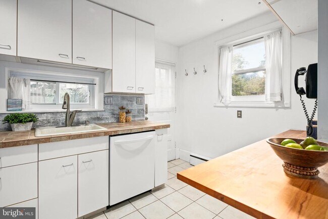 Building Photo - 6381 Lakewood Dr