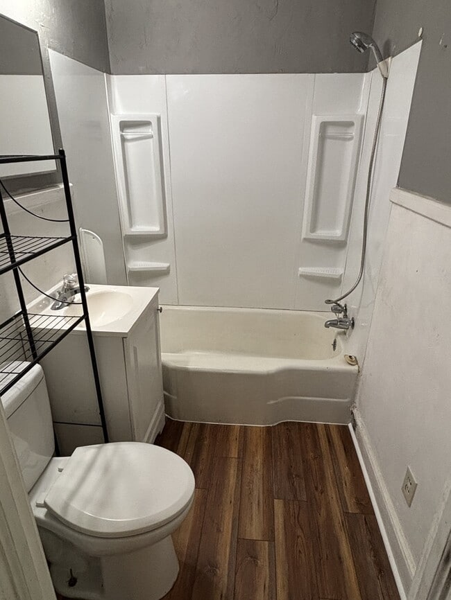 Building Photo - 147 Center St