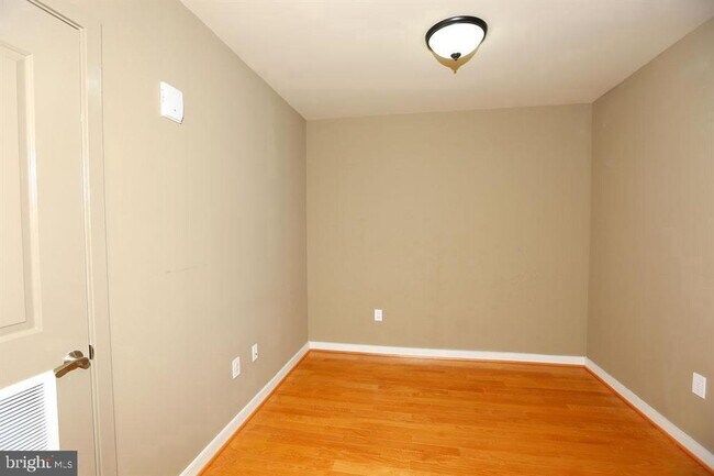 Building Photo - 1025 1st St SE