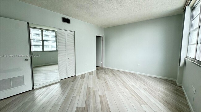 Building Photo - 905 Brickell Bay Dr