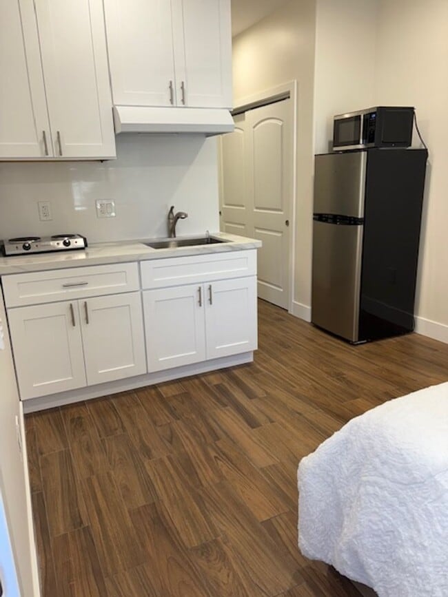 Building Photo - 609 Sunset Dr