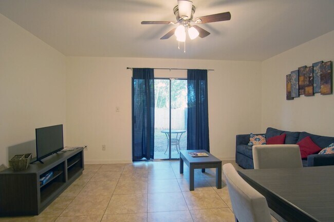 Building Photo - 2 bed 1.5 bath Townhome in West Pensacola~...