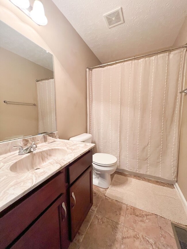 Building Photo - 3 Bedroom 2 Bathroom Home