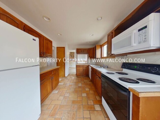 Building Photo - 985 Pulpit Rock Cir S