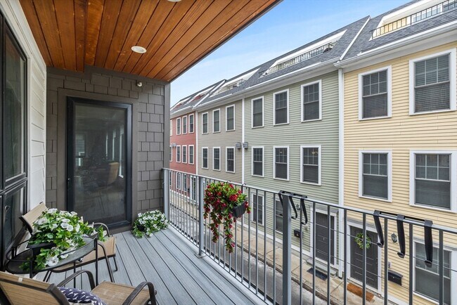 Building Photo - 377 W First St