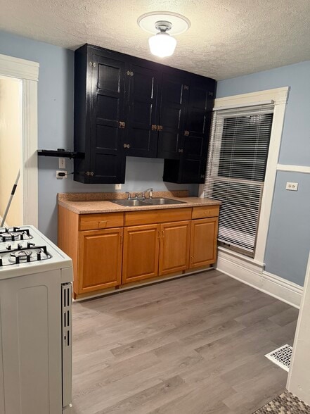 Updates kitchen - new appliances - 276 Merriman Rd