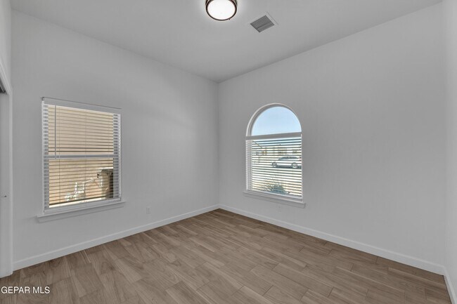 Building Photo - 781 Cedarwood Ave