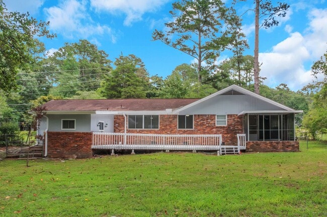 Building Photo - Your new home Awaits!