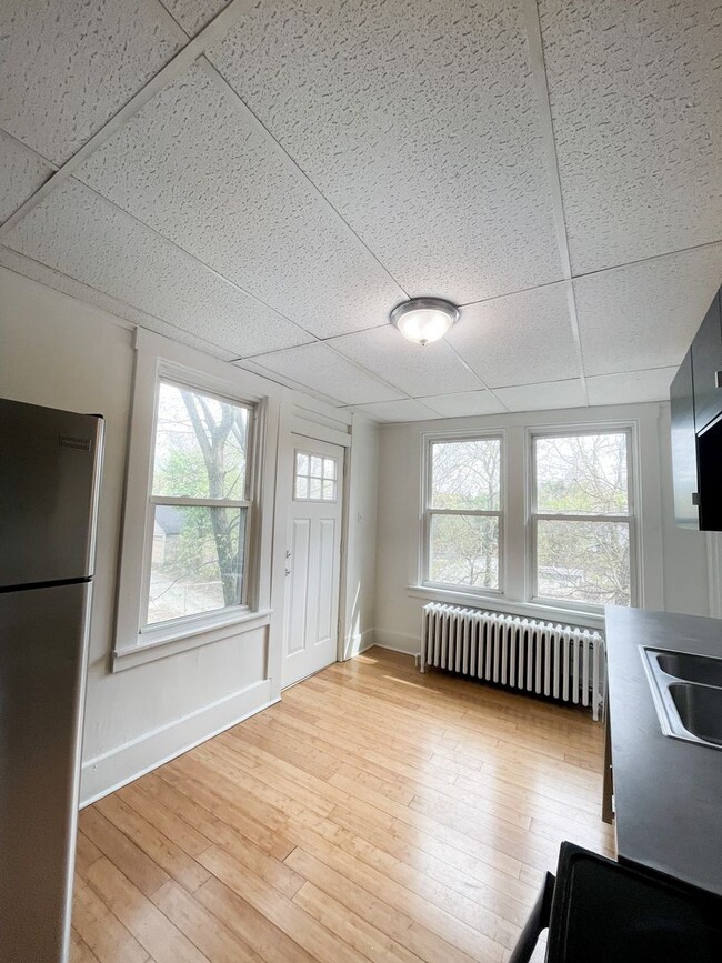 Building Photo - 406 Kingsboro St
