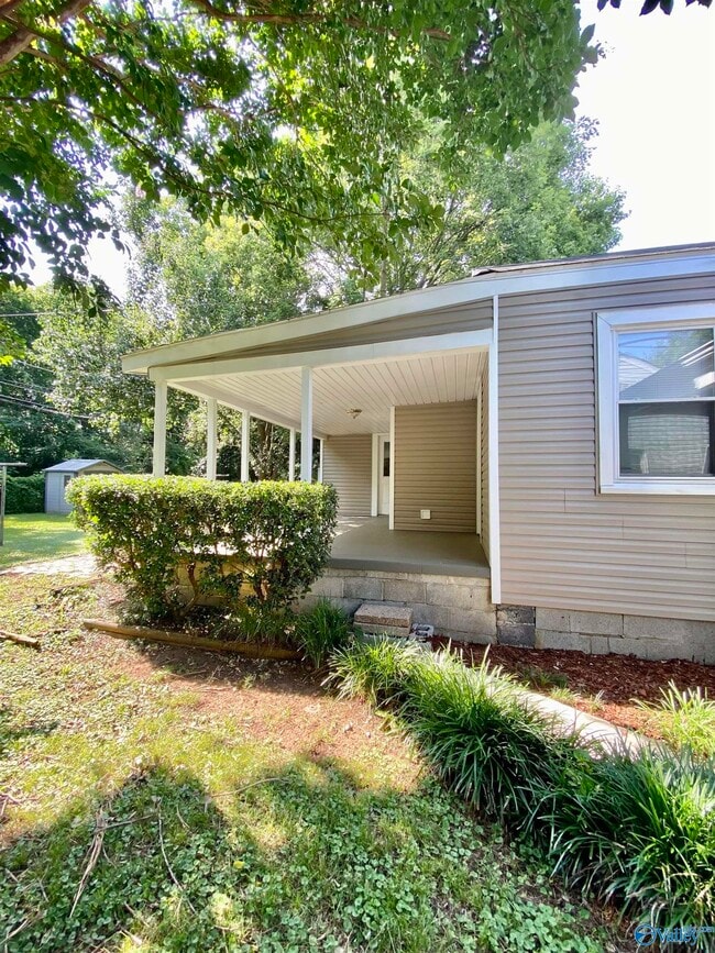 Building Photo - 2019 Vanderbilt Dr SW