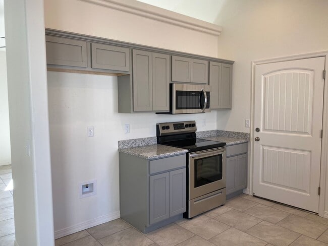 Building Photo - 3 Bedroom 2 Bathroom Home