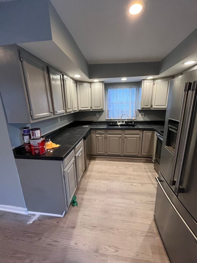 Building Photo - Three Bed, Two Bath with 2 Car Garage in N...