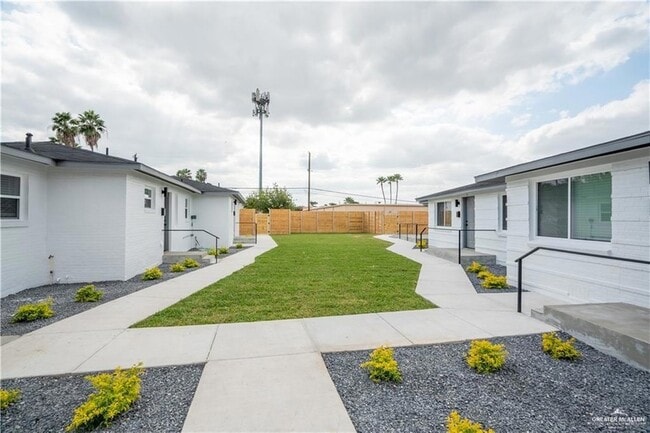 Building Photo - 802 Redwood Ave