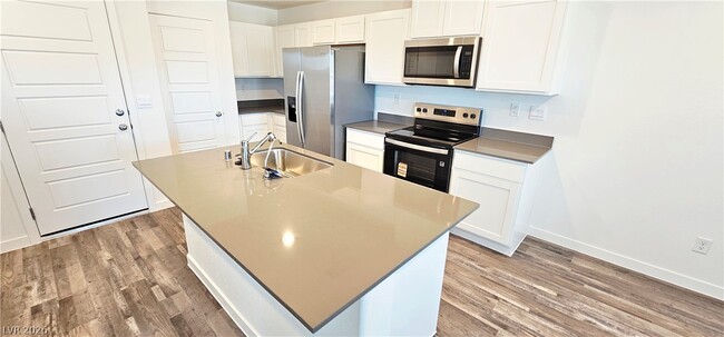 Building Photo - 915 Violet Heron St