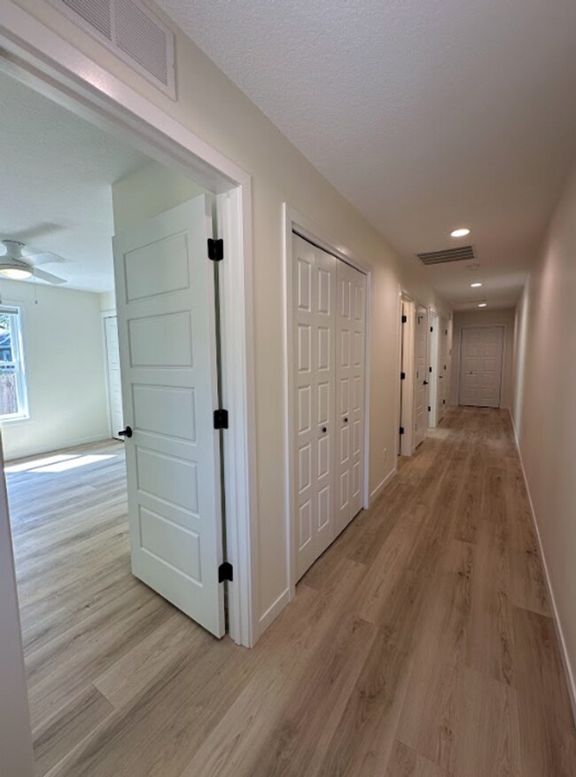 Building Photo - 2 Bedroom/1 Bath Duplex Available For Rent