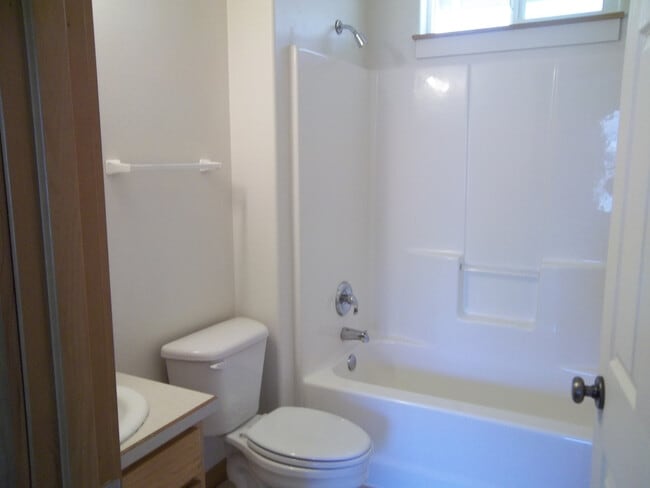 Building Photo - 1760 NE Lotus Dr