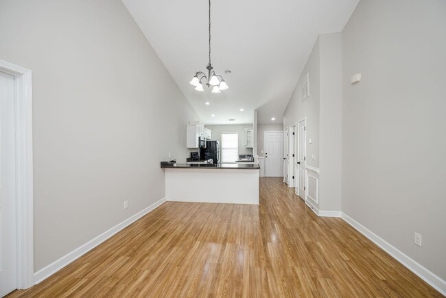 Building Photo - 304 York Ln