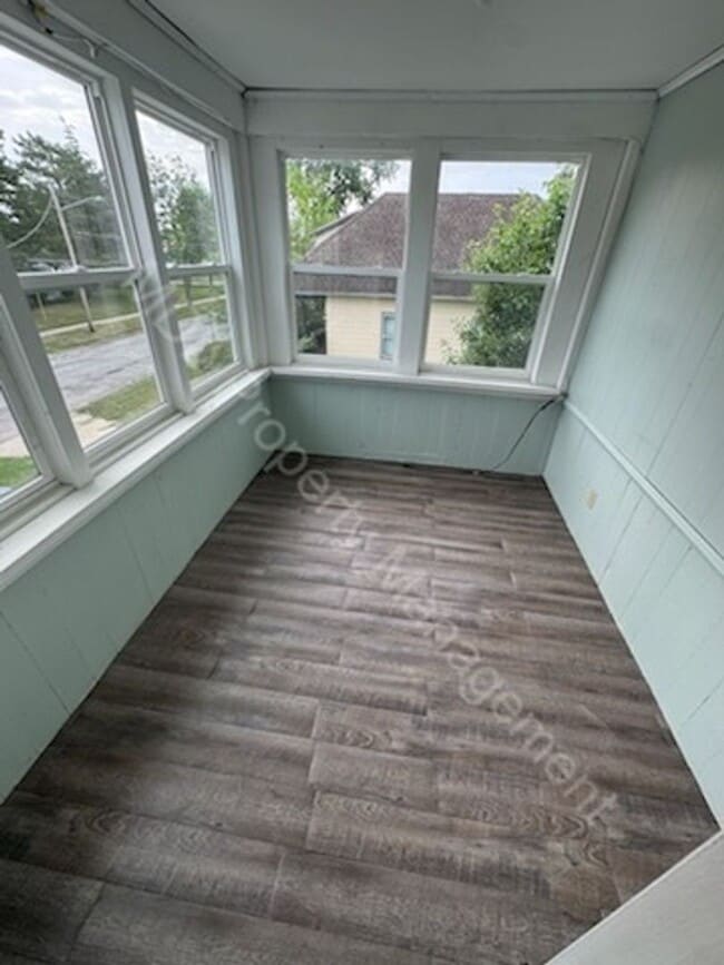Building Photo - Large 4 bedroom 1 bath house