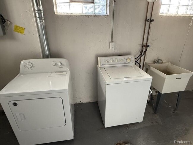 Building Photo - 13661 Kingston St