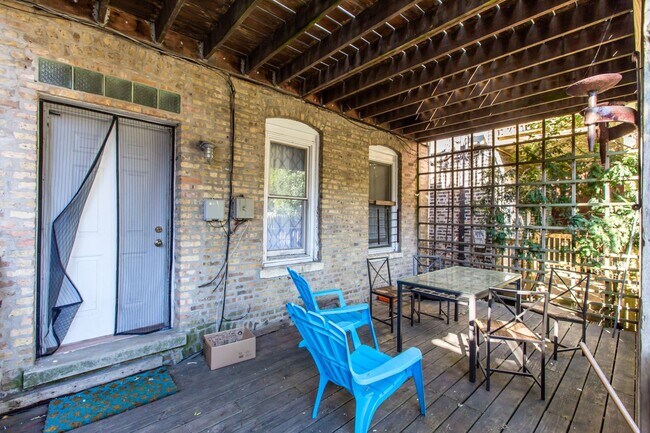 Building Photo - Affordable 2Bed/1bath in Wicker Park!  FREE Laundry!  FREE Internet!  Huge Private Deck!