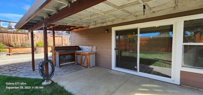 Building Photo - Beautiful & Unique 3 Bed 2 Bath Home w/Cus...