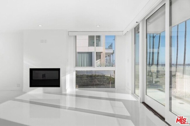 Building Photo - 2419 Ocean Front Walk