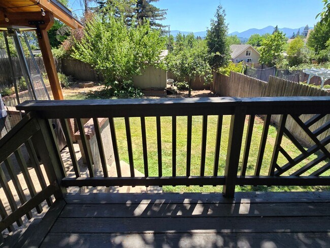 Building Photo - 3 bed 2.5 bath  Home for Rent in Grants Pass