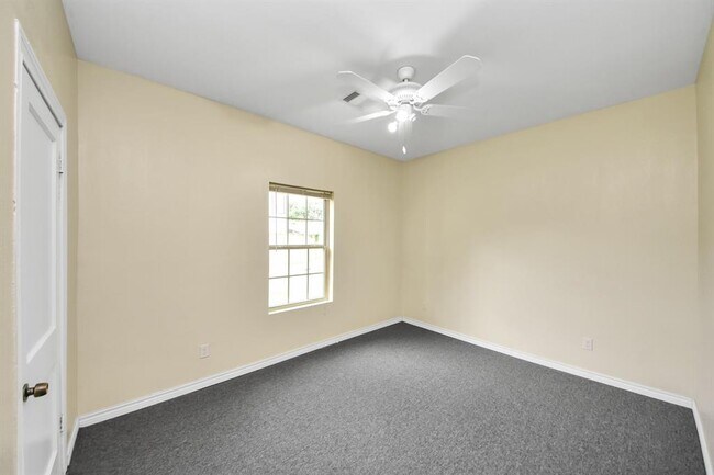 Building Photo - 909 S Victory St