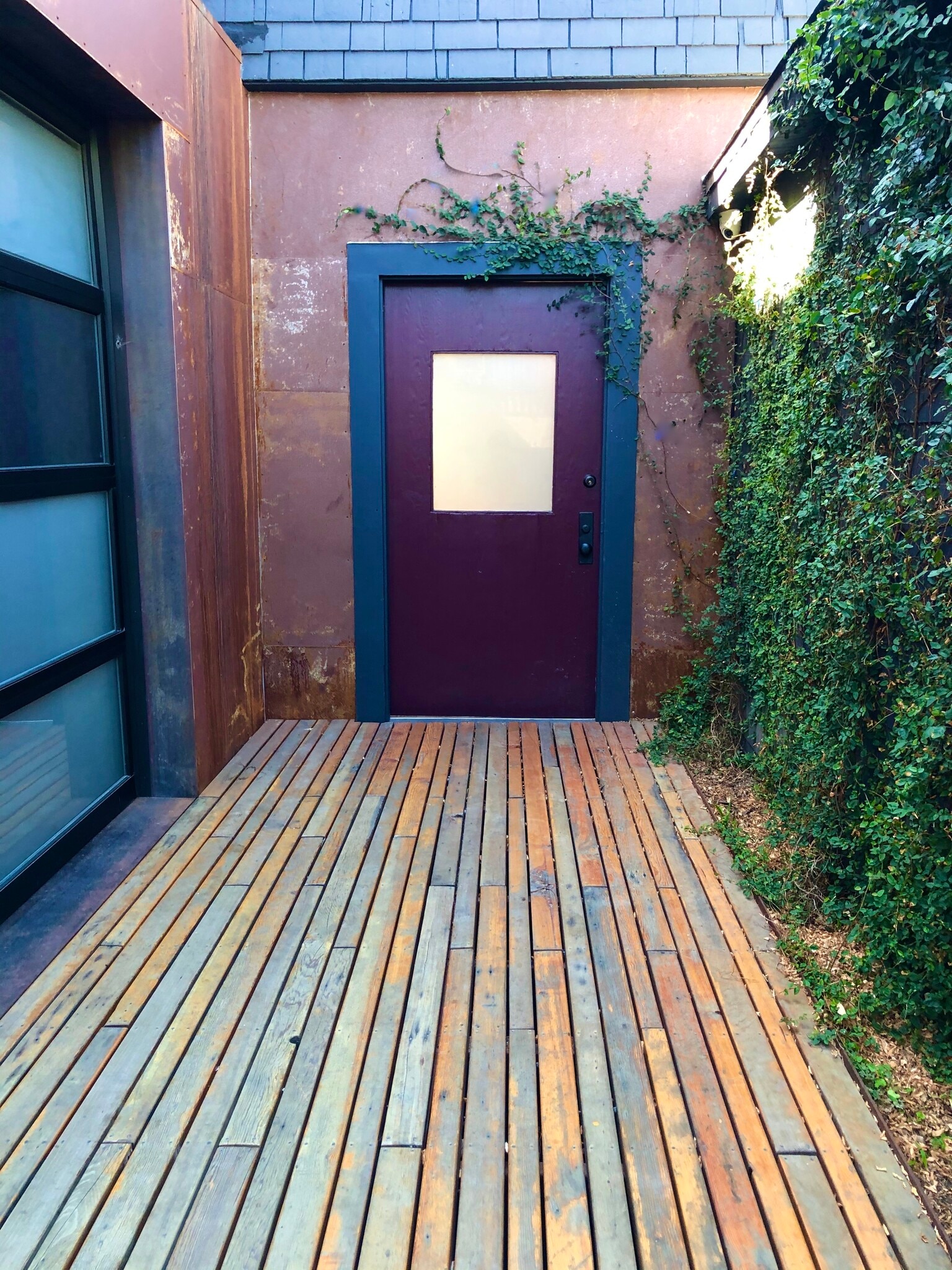 entrance to attached mother in law unit - 2631 Kenwood Ave
