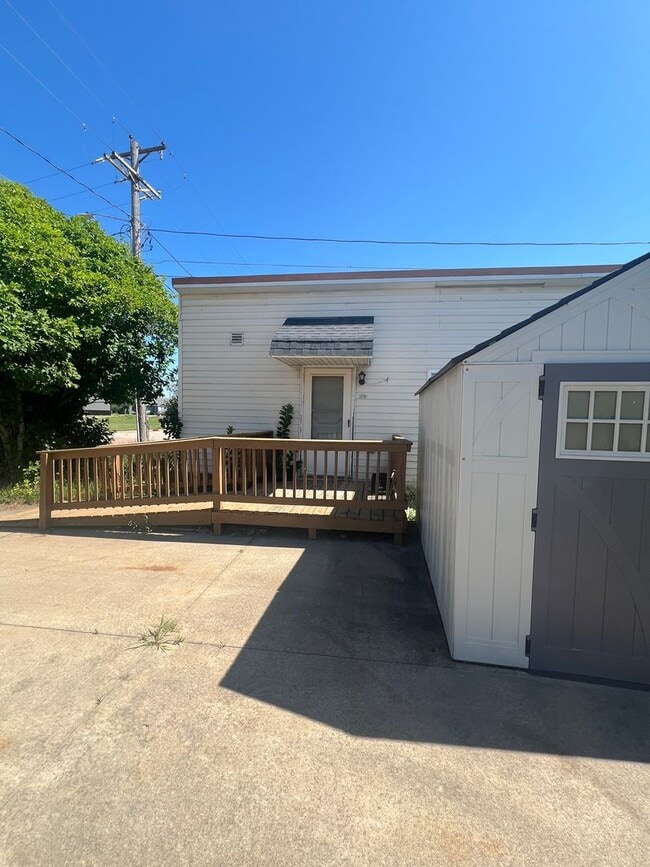 Building Photo - 305 E Maple St