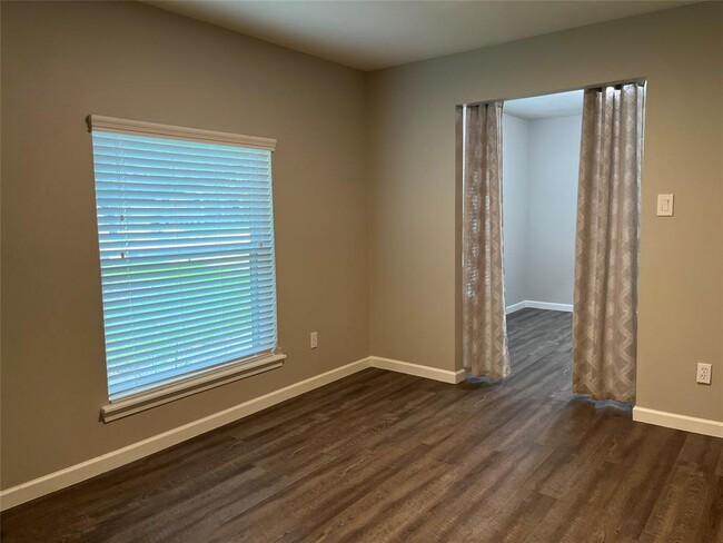Building Photo - 304 S Shadowbend Dr