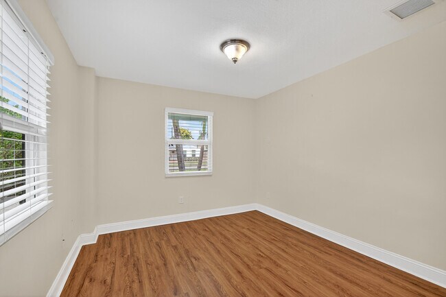 Building Photo - 422 W Ocean Ave