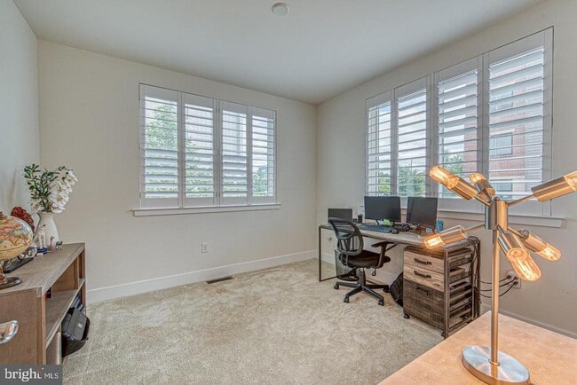 Building Photo - 1001 Lakeview Ct