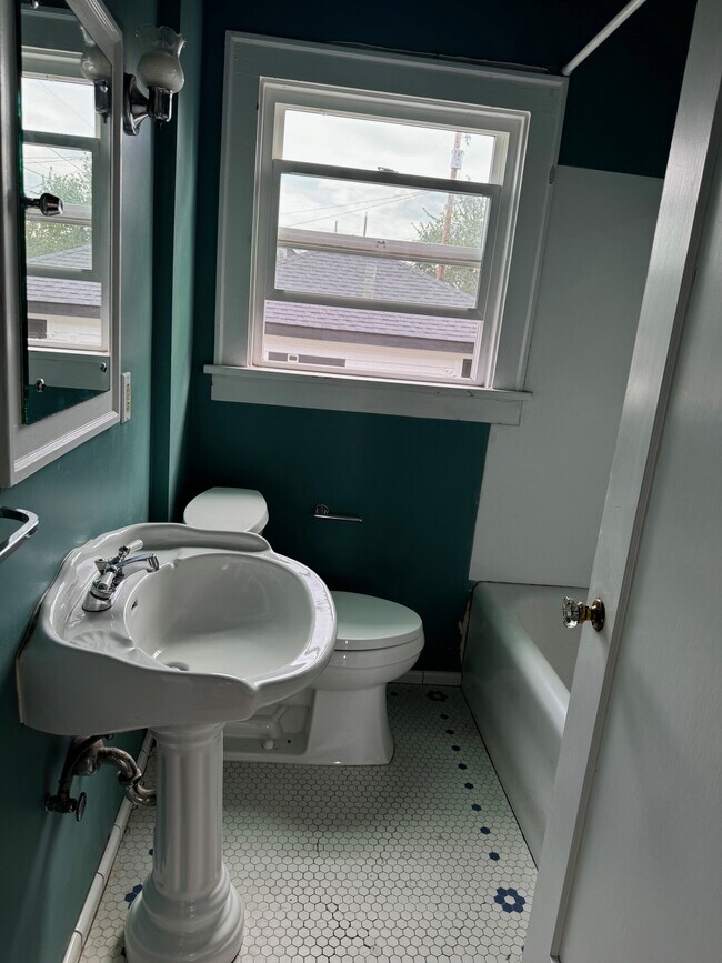 Building Photo - 910-911 Carolina St