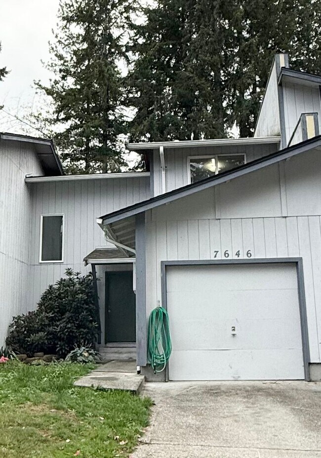 Building Photo - 3 BR, 1.5 bath townhome located in Central...