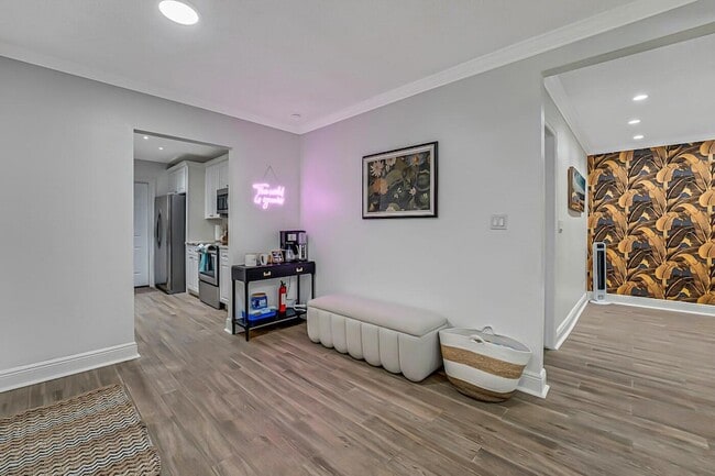 Building Photo - 532 N Palmway