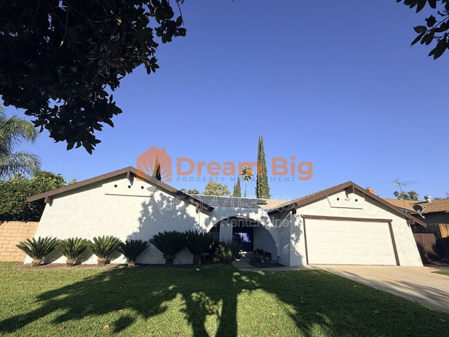 Building Photo - 2877 Sandberg St