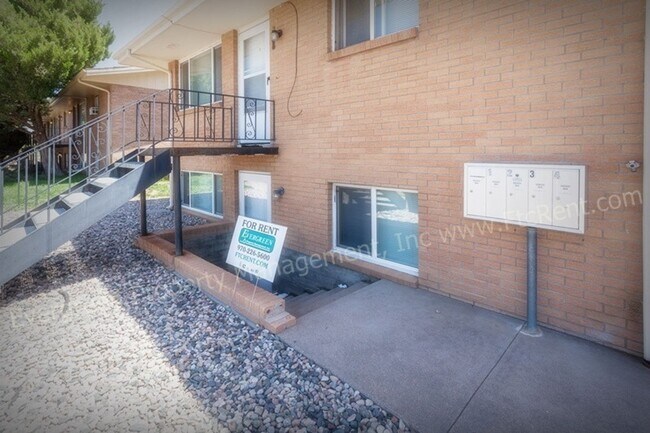 Building Photo - 3006 Sunset Dr