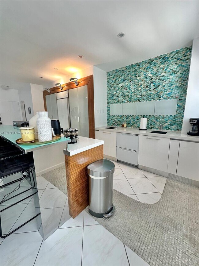 Building Photo - 4747 Collins Ave