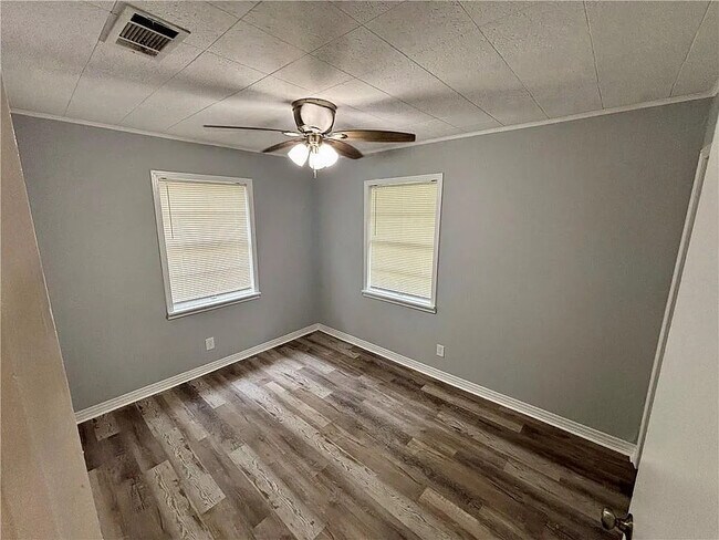 Building Photo - 466 Pinehill Dr
