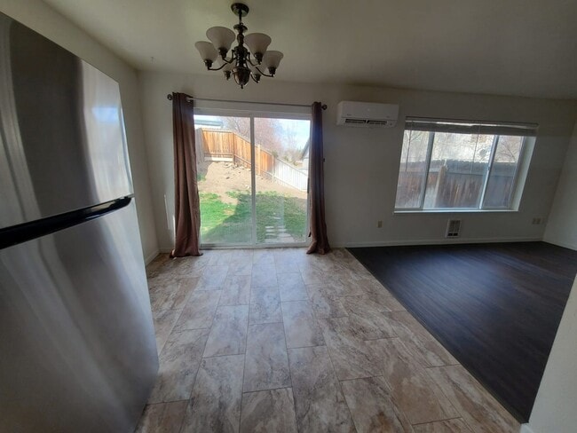 Building Photo - Quartz Ave 3plex/Ariserem-014