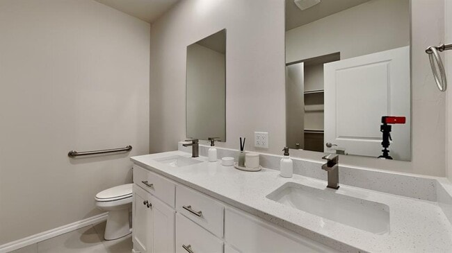 Building Photo - 6801 Labelle Dr