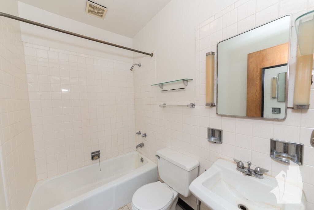 Building Photo - 917 W Waveland Ave